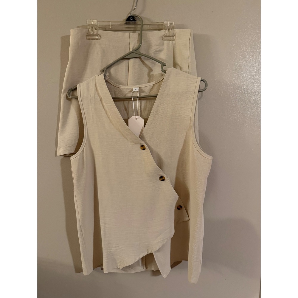New Neutral Beige Crinkle 2 Piece Set Asymmetric Button Vest and Shorts Medium‎